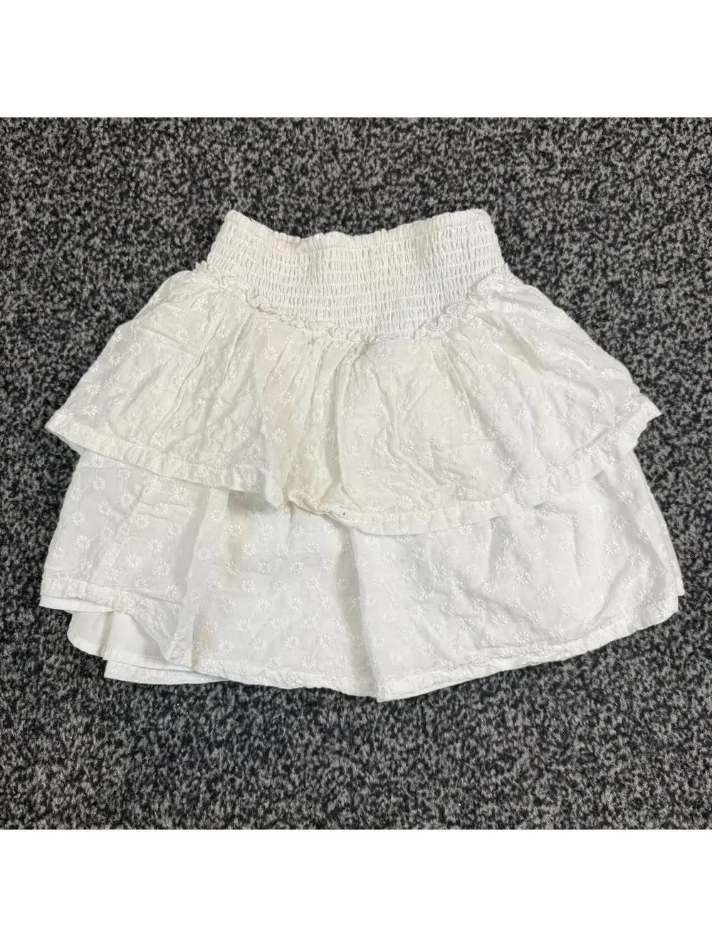 Hollister Co. white mini skirt with subtle floral embroidery, size XS